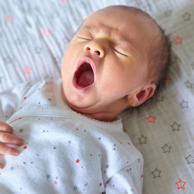 Come vestire il neonato per dormire?